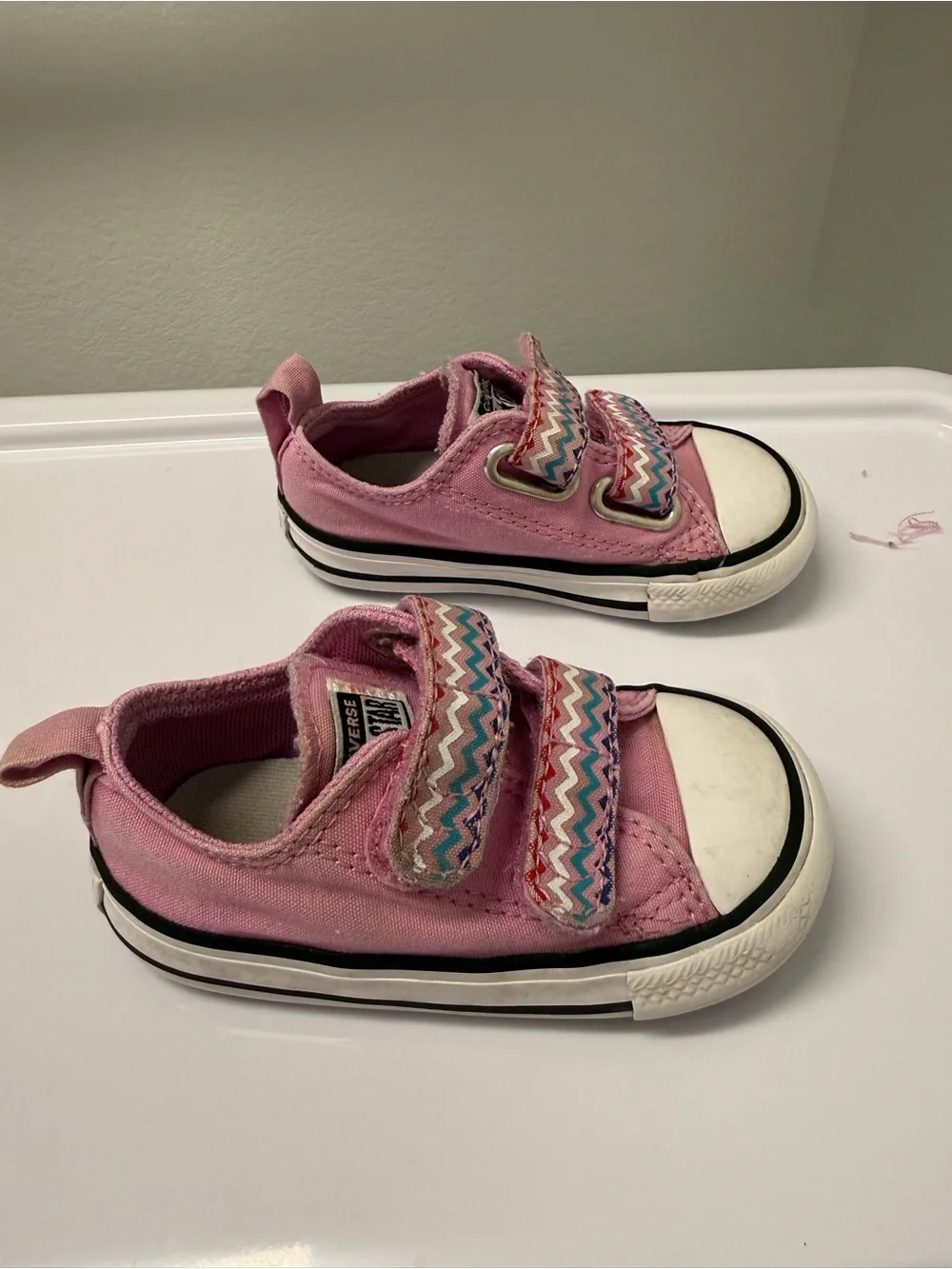 Converse Kids Pink Low-Top Sneakers with Multicolor Zigzag Straps
